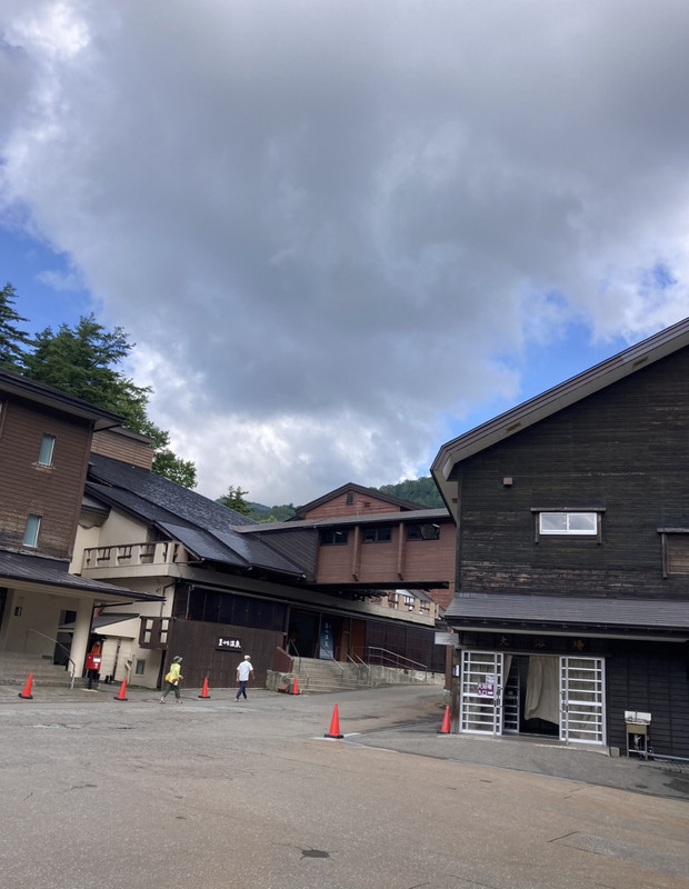 駐車場からの建屋群