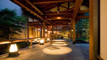 施設の入り口 / 24