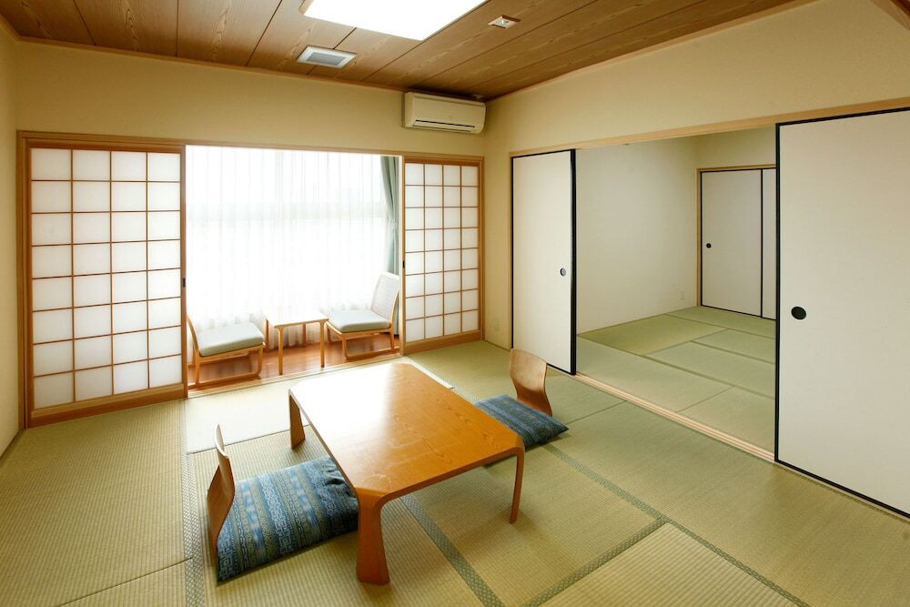 客室内のダイニングエリア