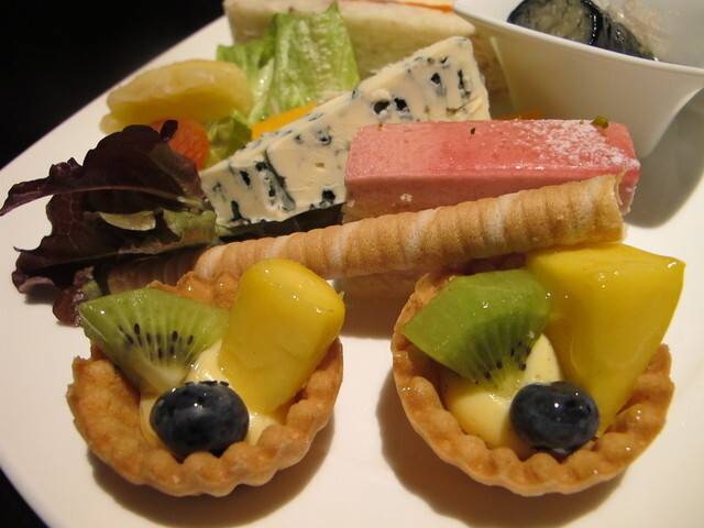 軽食からスイーツまで並ぶ
楽しいカクテルタイム / 3