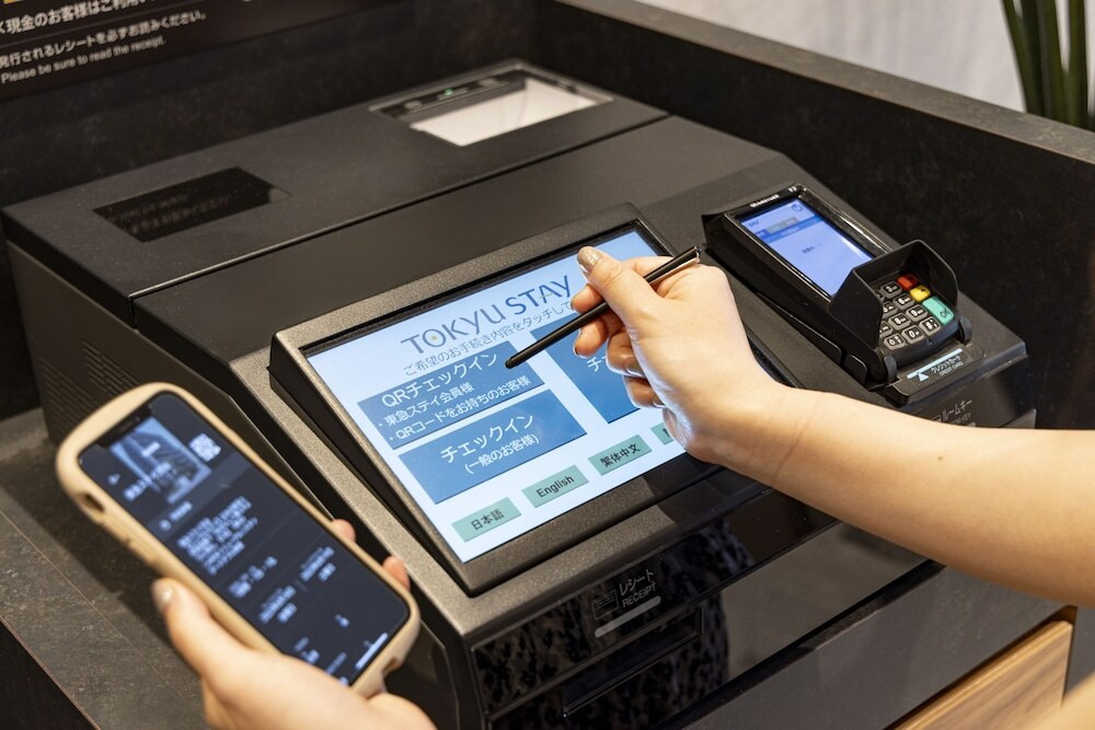 チェックイン / チェックアウト キオスク