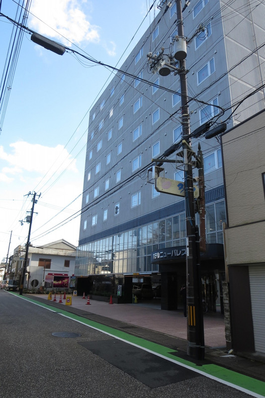ホテル前通りから見るホテル外観