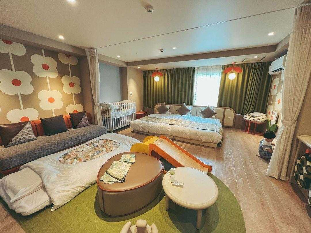 ナチュラルなデザインが可愛い「ベビーデラックスルーム」。角の丸い家具など、赤ちゃんに優しい配慮がたくさん。5人まで宿泊可能で3世代旅行にも◎ / 1