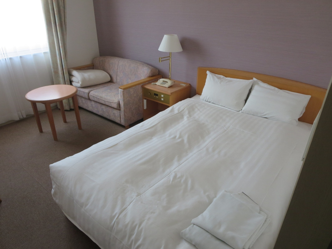 ダブルベッドとソファ