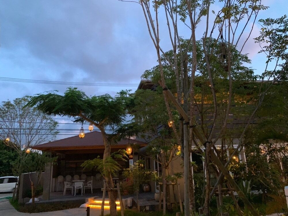 施設の正面 (日没後)