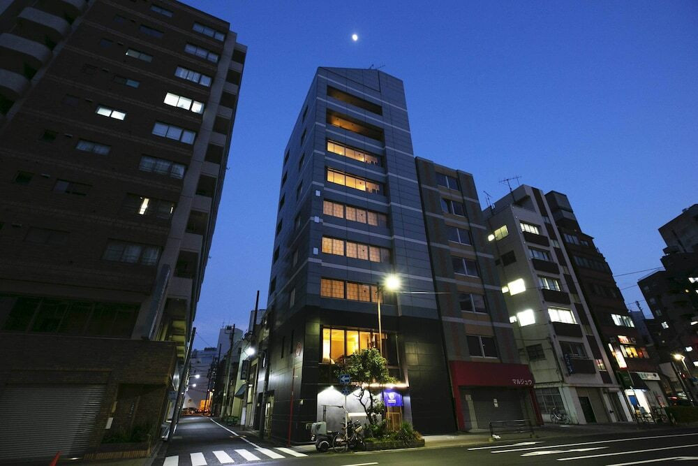 施設の正面 (日没後)