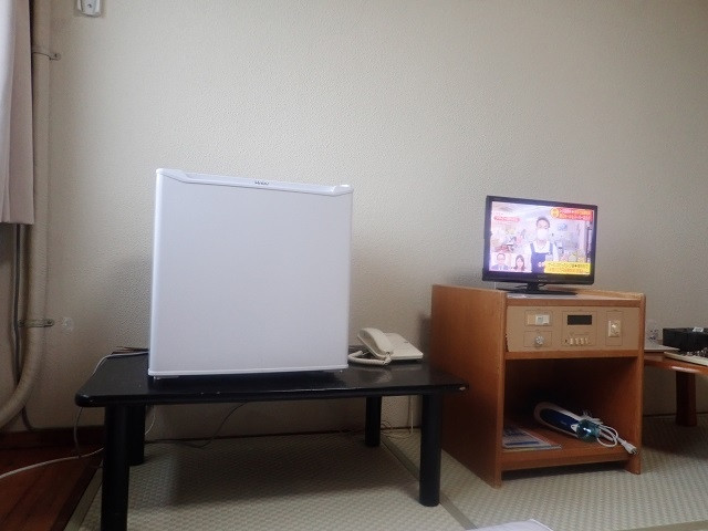 テーブルの上に冷蔵庫