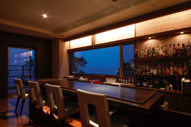 ラウンジにはバーも併設 / 2