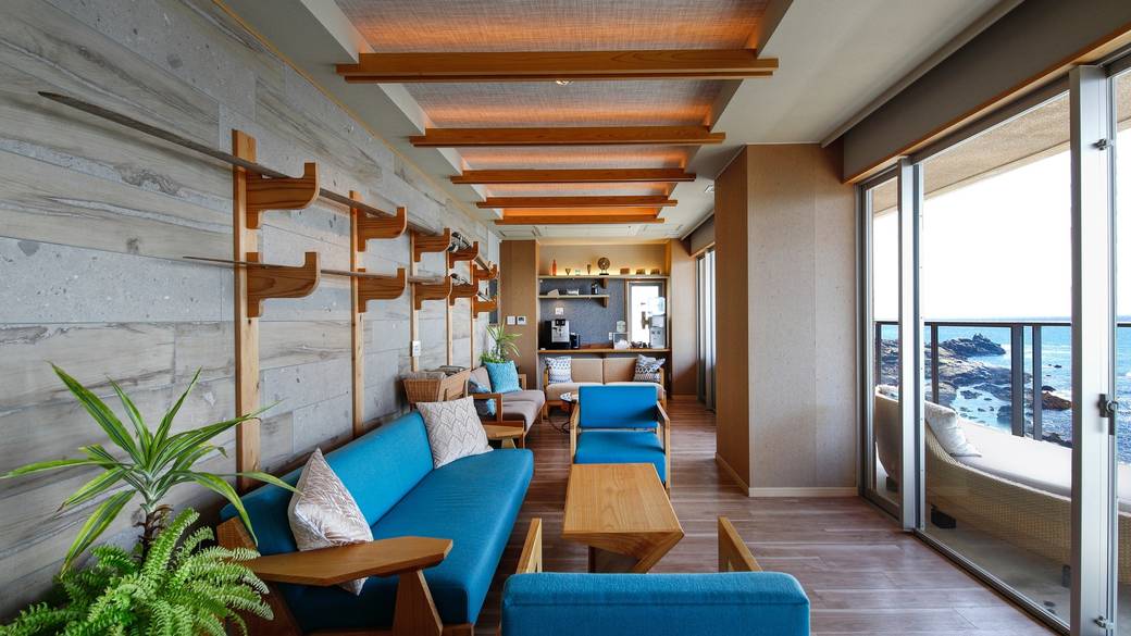 オーシャンフロントの
温泉宿へチェックイン！ / 3