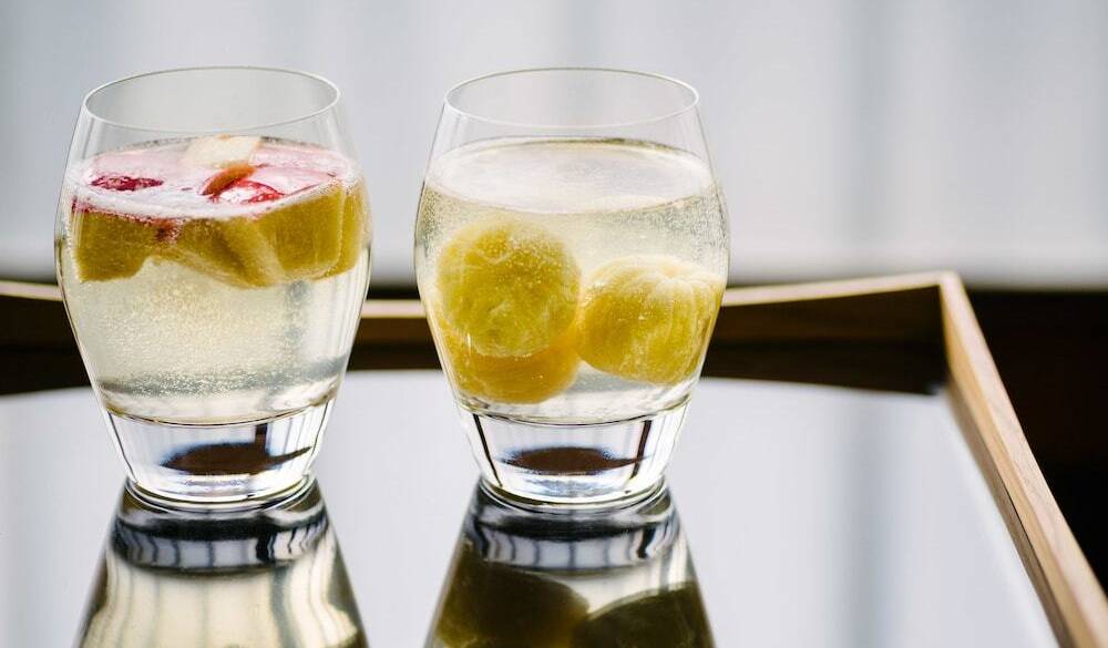 お酒から軽食まで無料の
ラウンジで飲み直し / 1