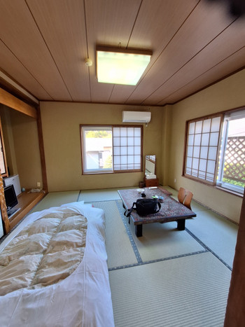 赤ちゃんとレジャーに出かけるファミリー