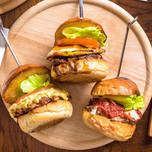 ミニサイズのハンバーガー!東京で「スライダー」を食べるならこの9店