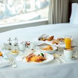 ルームサービスに高層階の絶景も。ステイケーションで週末リフレッシュ