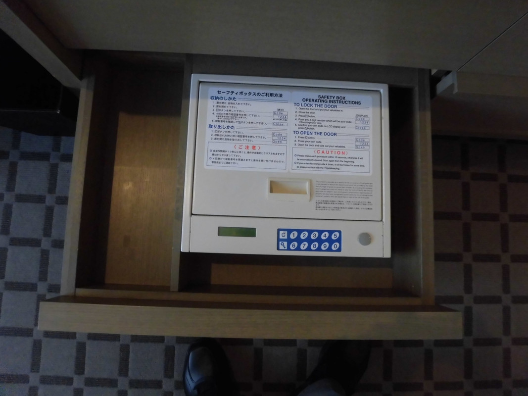使い易い金庫ですが、引き出しが重い