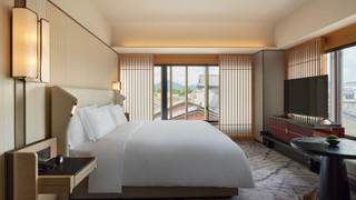 スイート 1 ベッドルーム コーナー (1 King Bed)