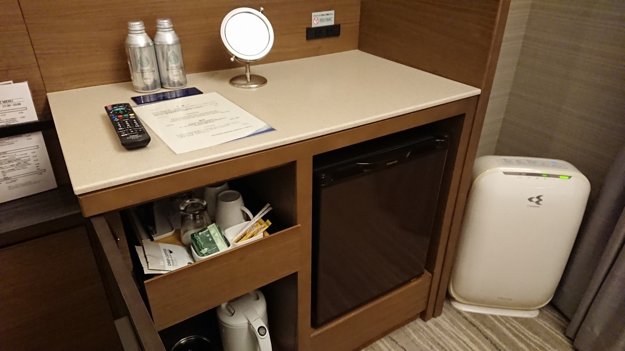 ボトルウォーターとドリップコーヒーに緑茶。