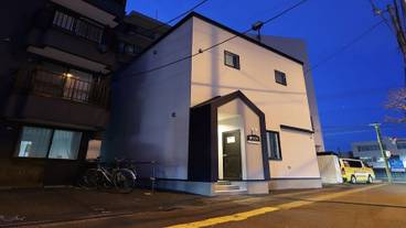 施設の正面 (日没後) / 2