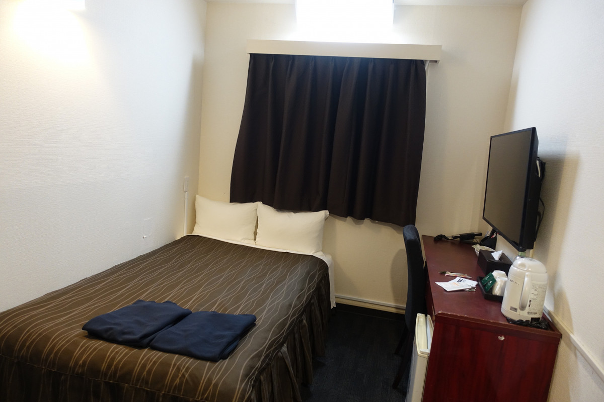 部屋は狭く、古さを感じる。部屋の外の音がよく聞こえる