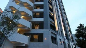 施設の正面 (日没後) / 3