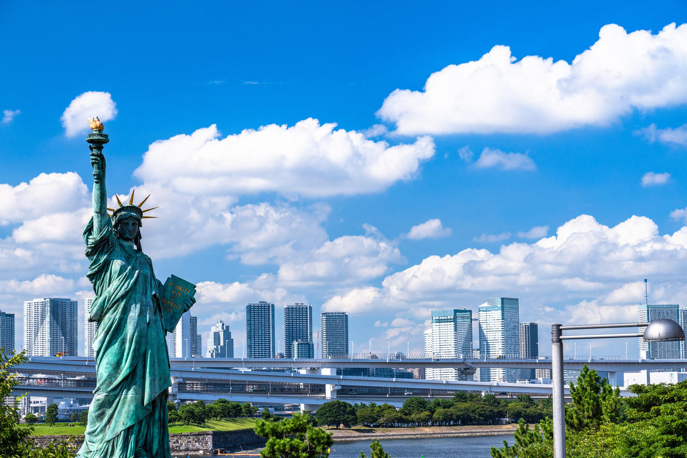 《東京都》お台場都市風景・自由の女神と青い空