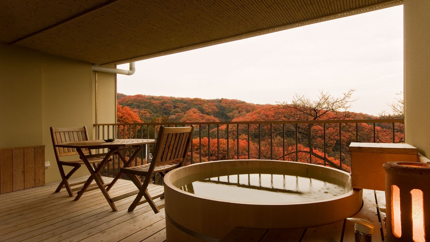 10.紅葉に染まる山々と、旬の柿を堪能できる「柿本家」3403259