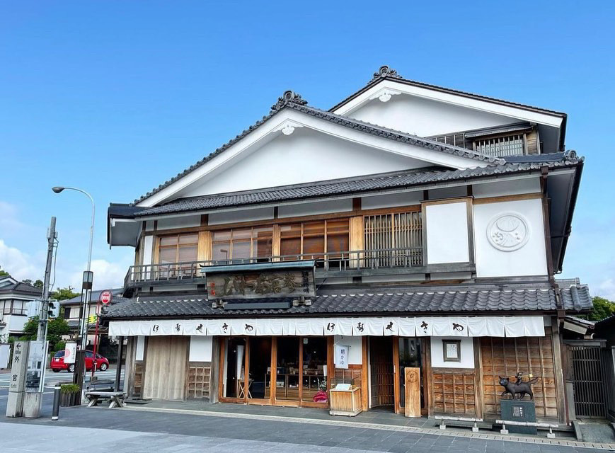 「赤福本店」。赤福餅で有名な和菓子店。店内でお茶と一緒にいただける / 8