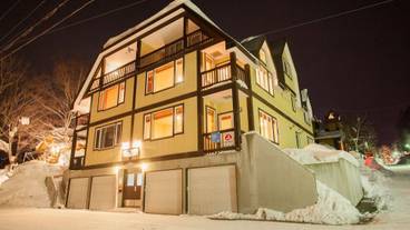 施設の正面 (日没後) / 3