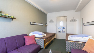 ツインルーム シングルベッド 2 台 共用バスルーム オーシャンビュー