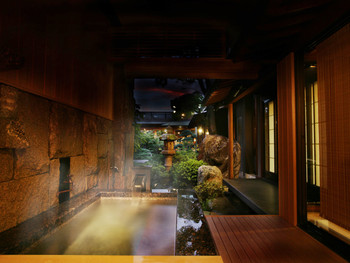 広々とした日本庭園を眺めながら露天風呂と部屋食を楽しんで3704832