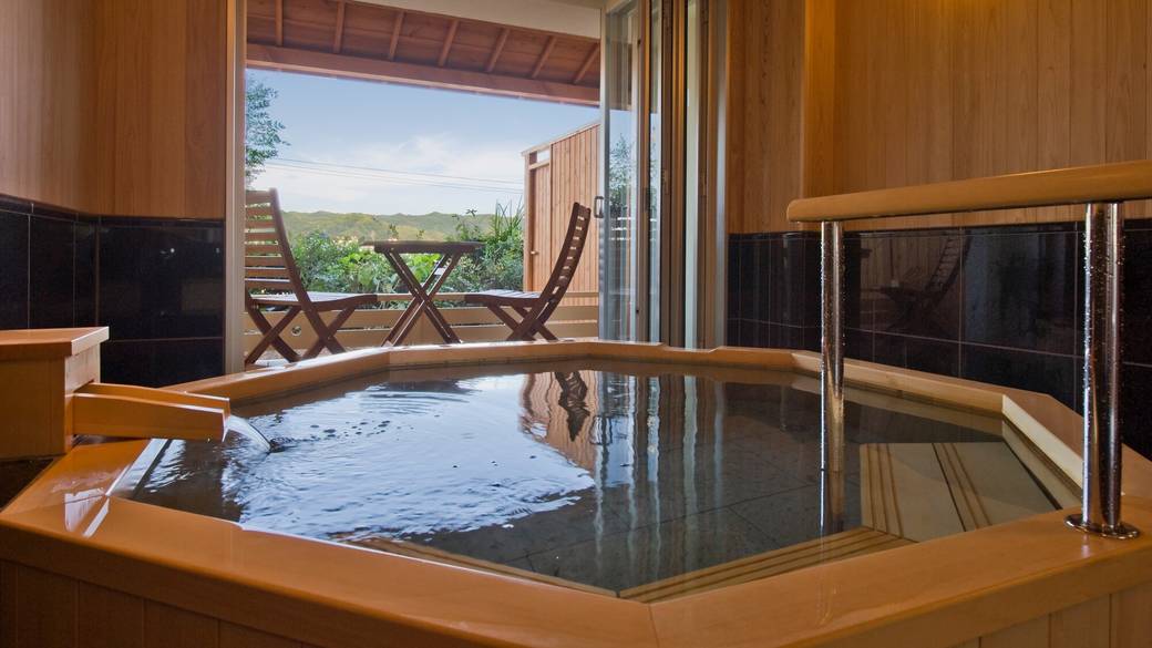 貸切風呂に大浴場も！
天然温泉でゆったり / 3