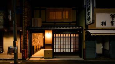 施設の正面 (日没後) / 1