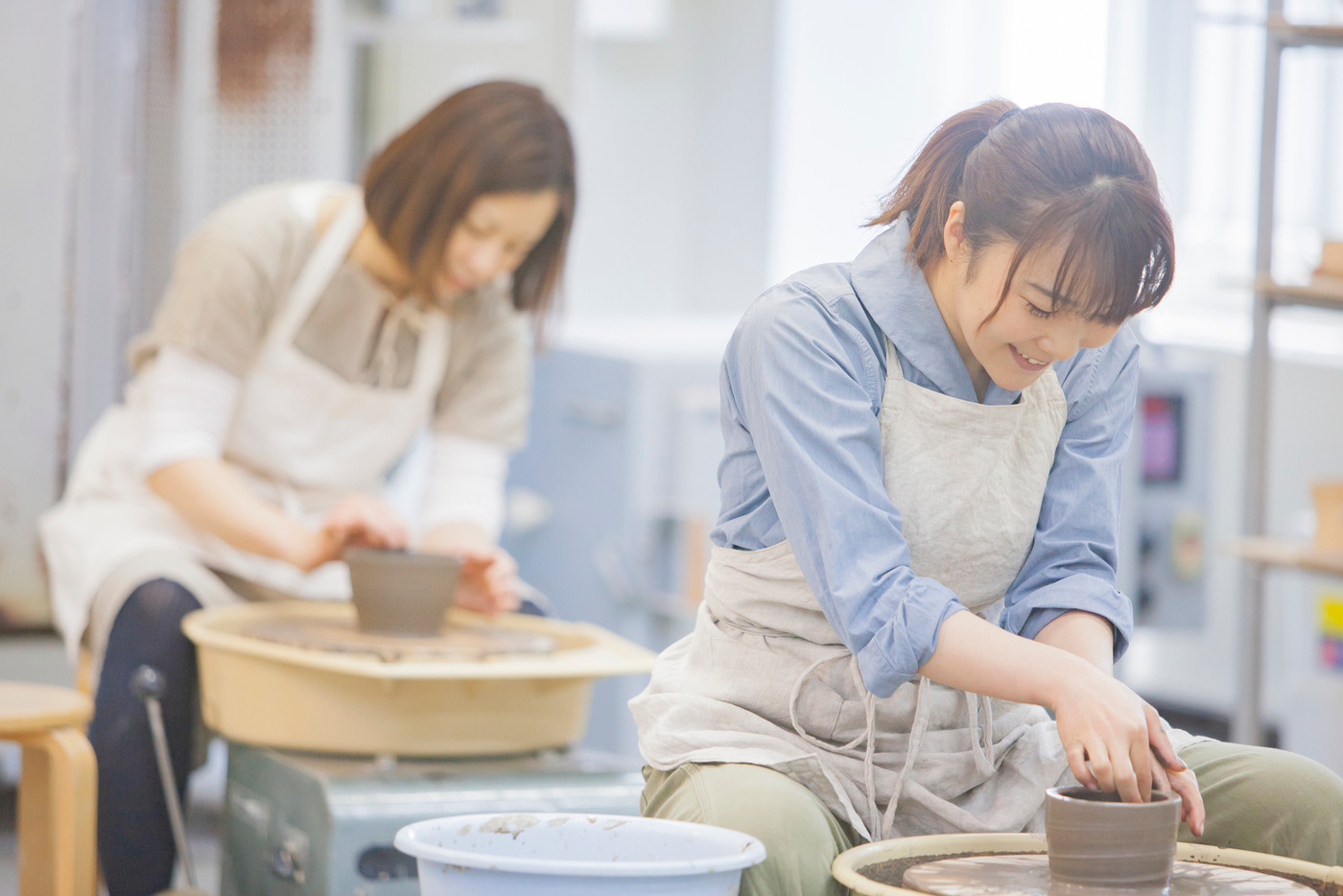 陶芸をする女性