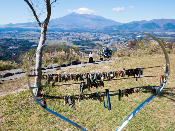 ハート型の誓いのモニュメント。富士山が見守る場所で鍵に願いを込めれば、なんだかいいことがありそう♪