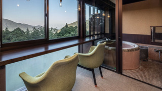 本館和モダン 浅間 - 懐石コースの夕食と和定食の朝食（ともに魚介類が中心）の1泊2食付