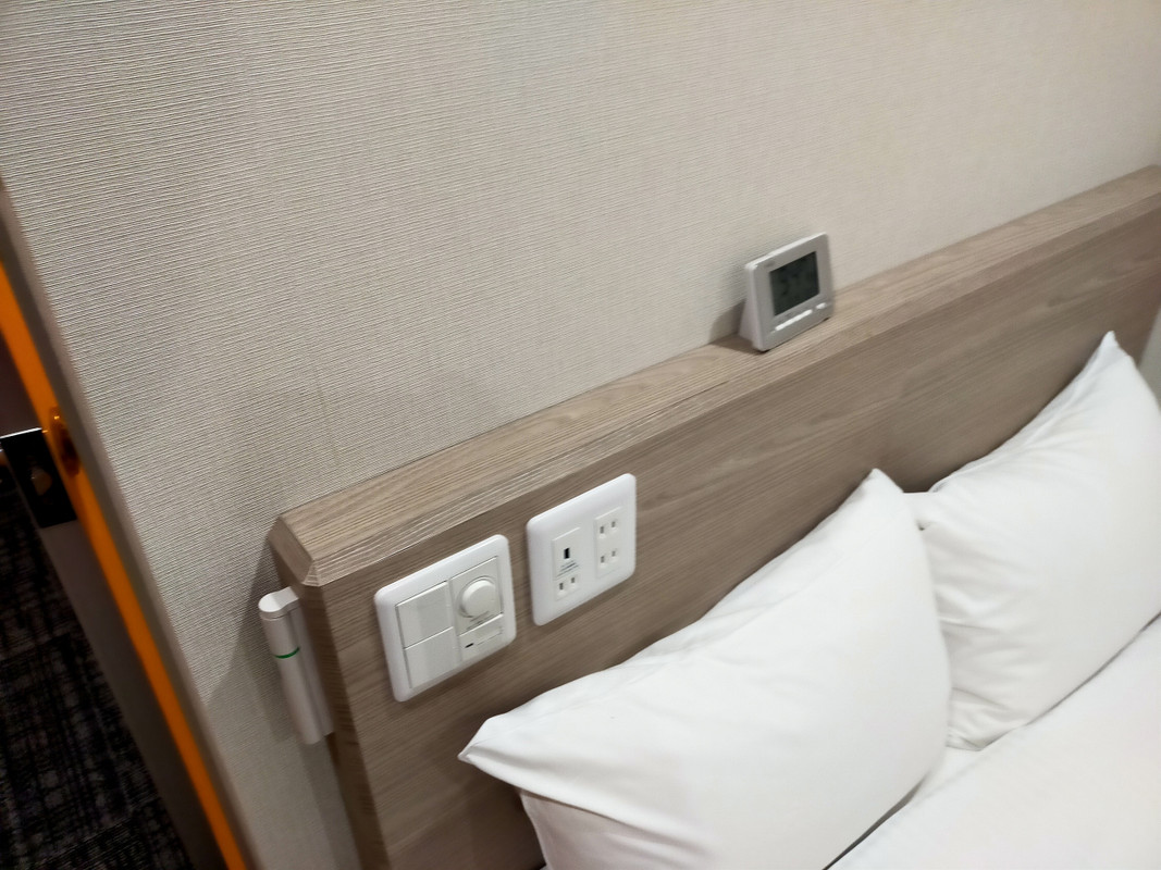 枕元コンセント完備