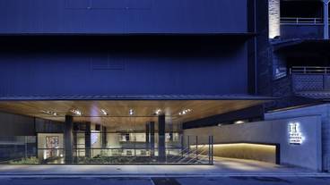 施設の正面 (日没後) / 2