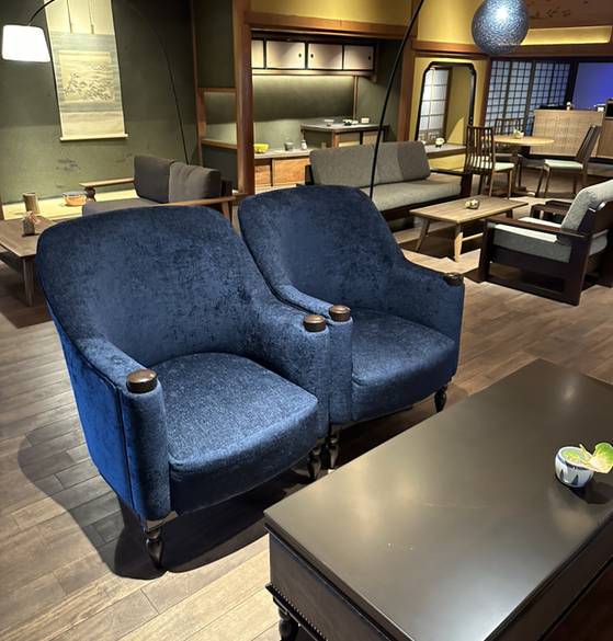 お酒やお菓子が楽しめる
光琳ラウンジで団欒 / 2