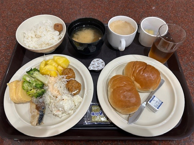 朝食はバイキング形式