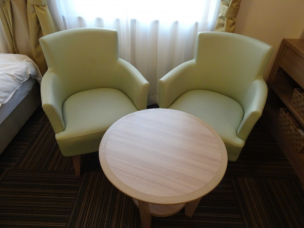 テーブルとイスがあるので、便利です