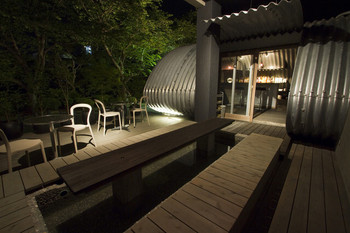 「吉田屋」 内観 7529184 ここクロニクルテラスには、Bar・足湯・テラスをつくりました。お好きな場所で食事やお酒が楽しめます。