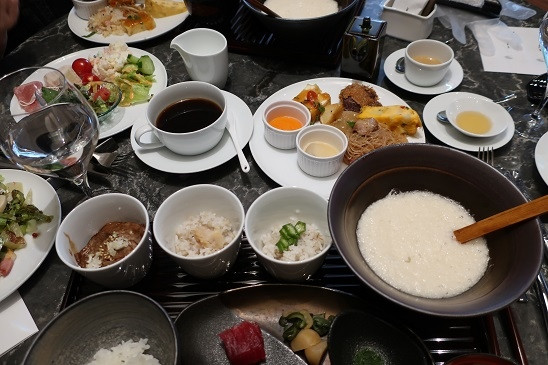 朝食がテーブルに乗り切らない