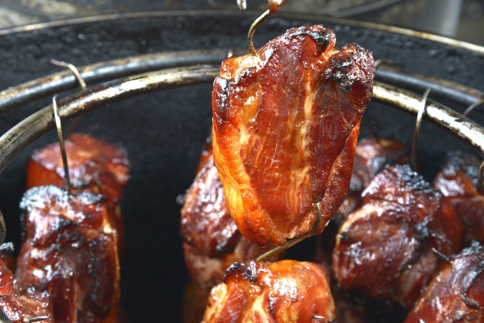 「稲村亭」 その他 116803496 一人の職人によって、丁寧に焼き上げております。（豚肉は厳選された国産肉を使用）