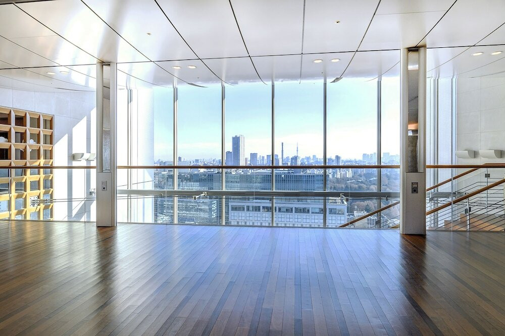 新宿駅近くのホテルで、ビッグターミナルを眺めて過ごす4237407