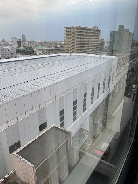 隣はJR富山駅。天気がよければ立山や剱岳が見えるのかも。