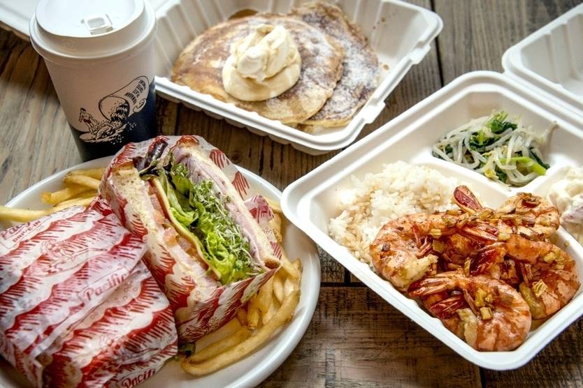 海を見ながらランチ
ハワイアンなカフェへ / 2