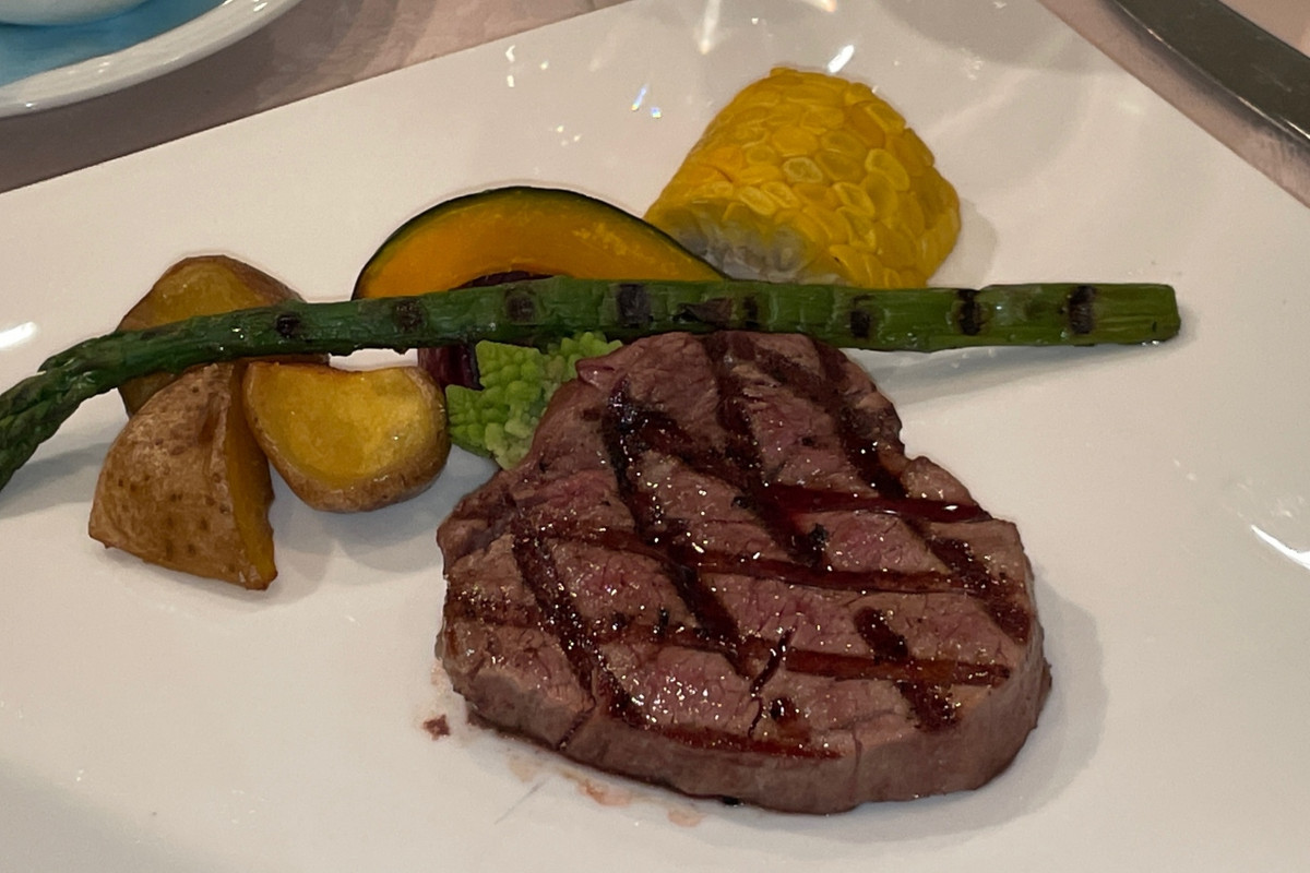 コース料理のメインのステーキ