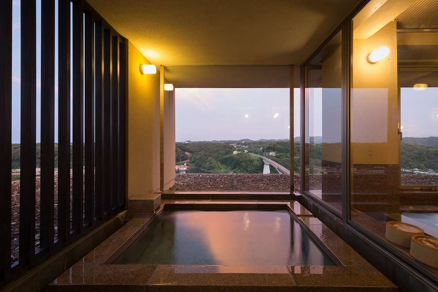 Semi-open-air bath