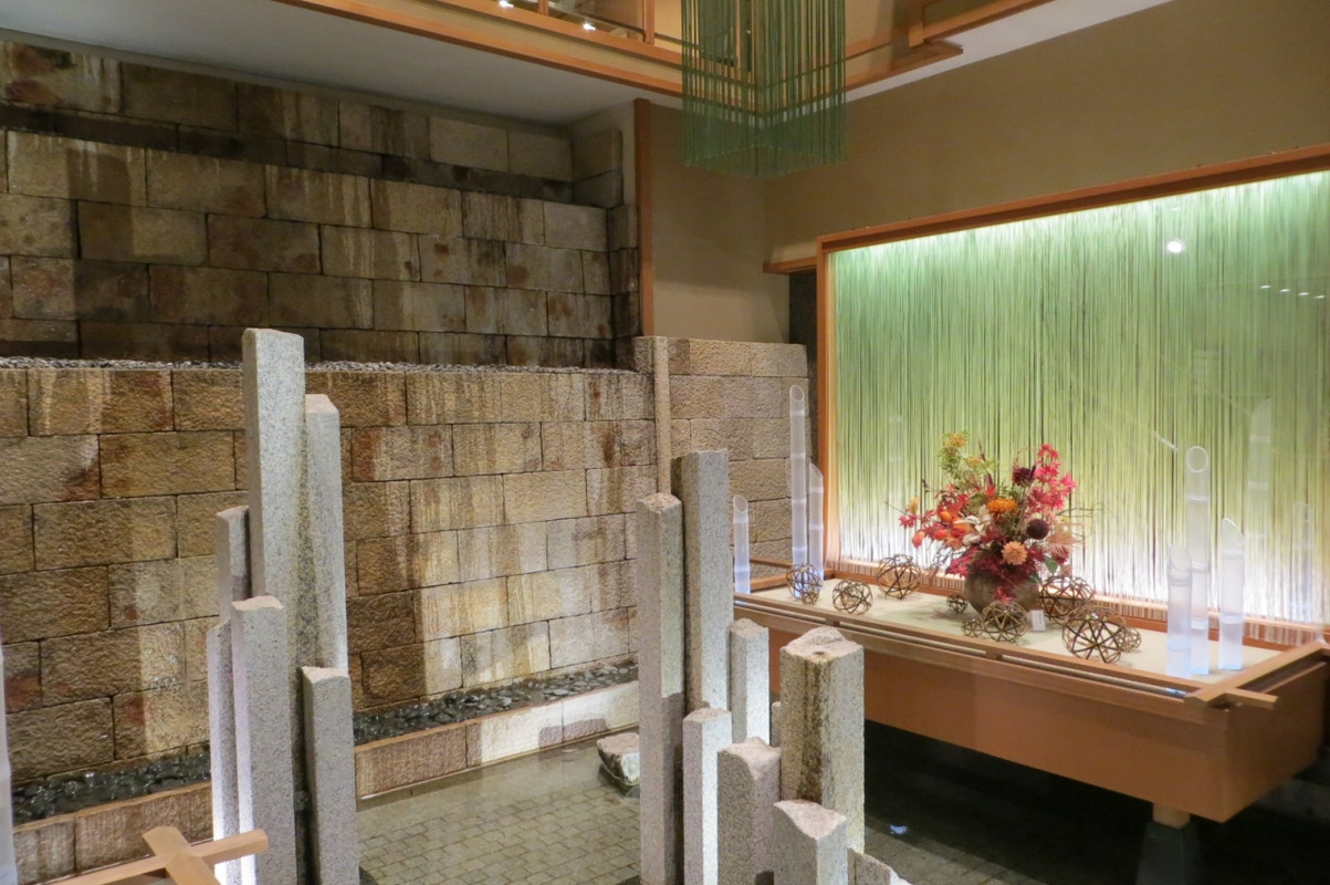 豪華なホテルロビー。