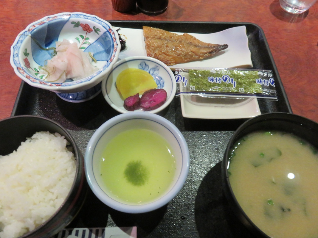 おかずは魚とノリだけ