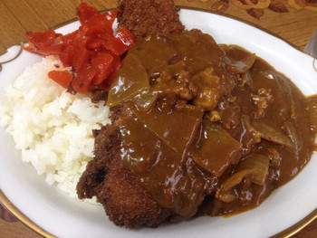 「パリー食堂」料理 1211106 カツカレー、750円。ゴロゴロと大きなカツがのり、ボリューム満点でお値段が安い。